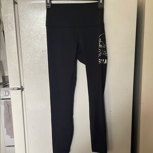 Lululemon Size 4 Black Skull Soul Print Leggings 24”